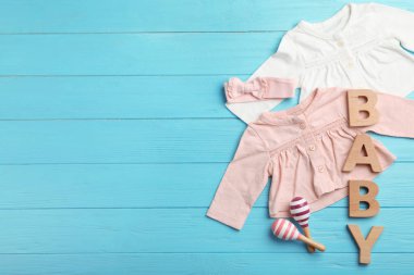 Giyim ve ahşap arka plan üzerinde metin için yer düz yatıyordu kompozisyonu. Bebek Aksesuarları