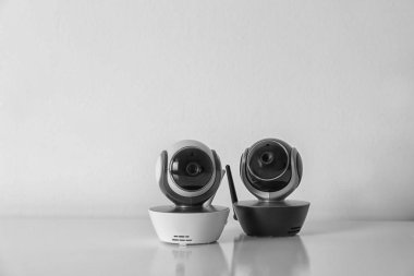 Beyaz arka plan üzerinde modern Cctv güvenlik kameraları. Metin için yer