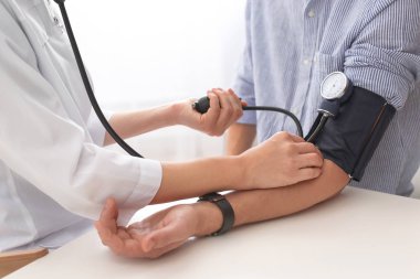 Kontrol hastanın kan basıncı hastanede, closeup doktor. Kardiyoloji kavramı