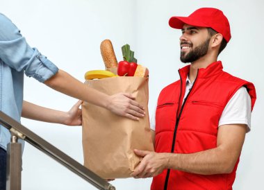 Genç adam gıda kapalı müşteriye teslim