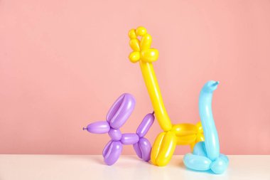 Hayvan figürleri balon renk arka plan karşı masada modelleme yapılmış. Metin için yer