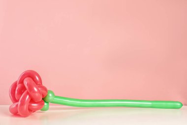 Gül figürü renk arka plan karşı masada modelleme balonu yapılmış. Metin için alan