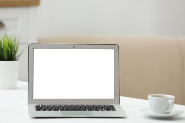 Laptop kapalı tablo boş ekran ile. Metin için yer