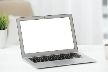 Laptop kapalı tablo boş ekran ile. Metin için yer