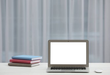 Laptop kapalı tablo boş ekran ile. Metin için yer