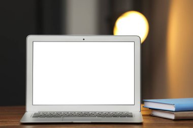 Laptop kapalı tablo boş ekran ile. Metin için yer