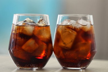 Tablo arka plan bulanık karşı buza cola bardak