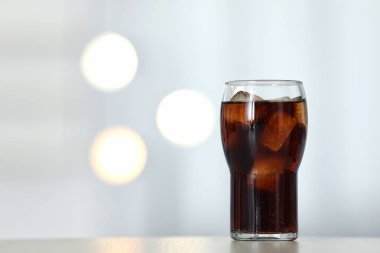 Tablo arka plan bulanık karşı buza cola bardak. Metin için yer