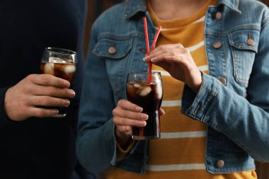 Arka plan bulanık, closeup buza cola bardak tutan insanlar