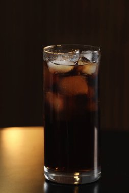 Tablo arka plan bulanık karşı buza cola bardak