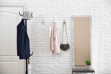 Şık koridor iç kapı ve konforlu mobilya