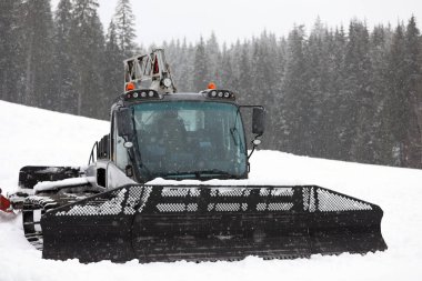 Yeni modern kar pulluk mountain resort adlı