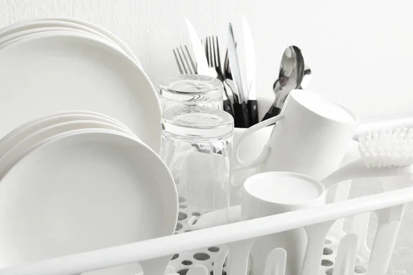 Сушилка Чистой Посудой Столовыми Приборами Возле Белой Стены — стоковое фото