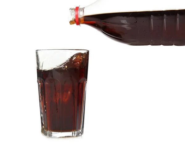 Despejando Cola Refrescante Vidro Fundo Branco — Fotografia de Stock