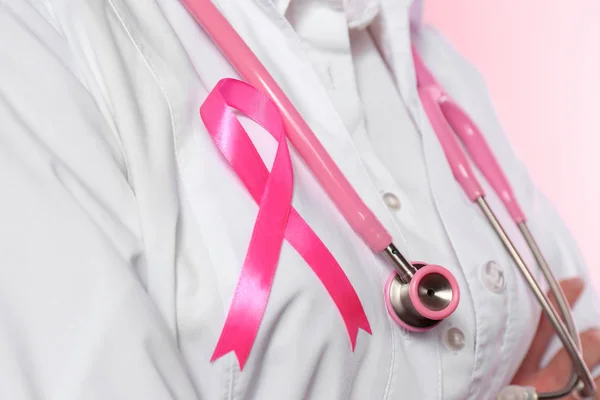 Médico Femenino Con Cinta Rosa Estetoscopio Sobre Fondo Color Primer — Foto de Stock