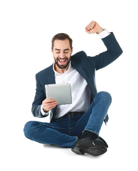 Empresário Emocional Desgaste Escritório Com Tablet Celebrando Vitória Fundo Branco — Fotografia de Stock