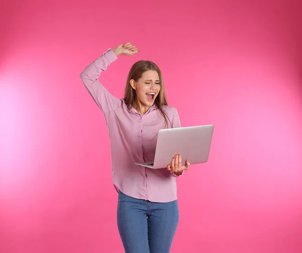 Jovem Mulher Emocional Com Laptop Celebrando Vitória Fundo Cor — Fotografia de Stock