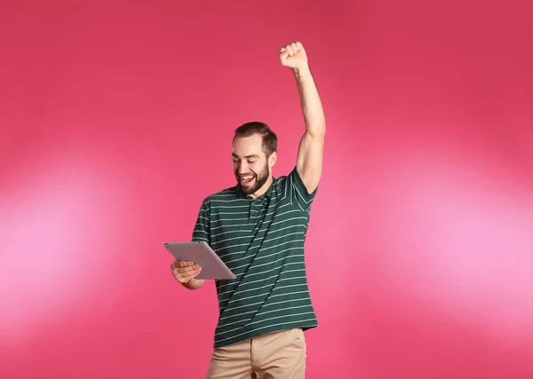 情感年轻人与平板电脑庆祝胜利在颜色背景 — 图库照片