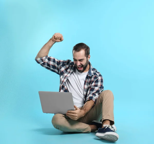 Jovem Emotivo Com Laptop Celebrando Vitória Sobre Fundo Cor — Fotografia de Stock