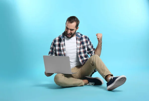 Jovem Emotivo Com Laptop Celebrando Vitória Sobre Fundo Cor — Fotografia de Stock