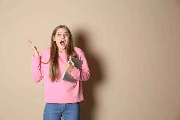 Emotionele Jonge Vrouw Met Tablet Vieren Overwinning Kleur Achtergrond Ruimte — Stockfoto