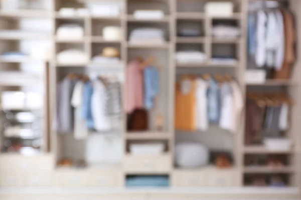 Vista Turva Armário Grande Guarda Roupa Com Roupas Coisas Casa — Fotografia de Stock