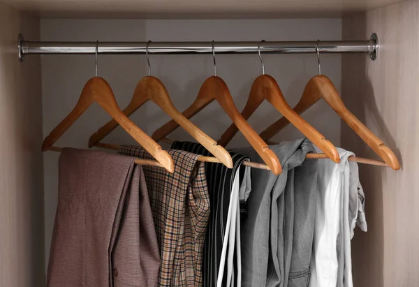 Kolekce Stylových Kalhot Ramínkách Skříni Šatníku — Stock fotografie