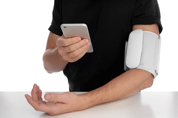 Mann Kontrolliert Blutdruck Mit Modernem Monitor Und Smartphone Tisch Vor — Stockfoto