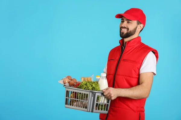 Mann Hält Korb Mit Frischen Produkten Auf Farbigem Hintergrund Platz — Stockfoto
