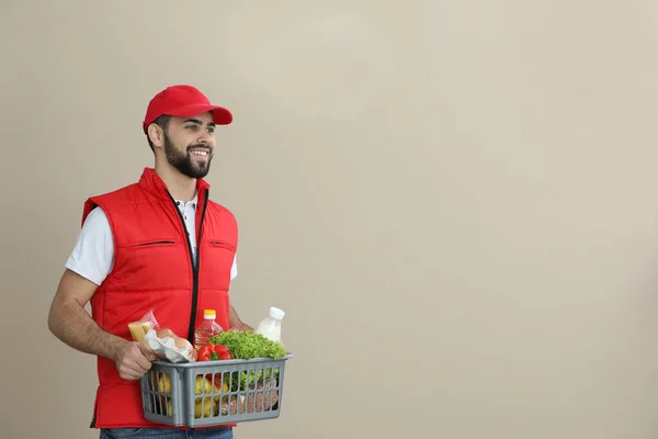 Mann Hält Korb Mit Frischen Produkten Auf Farbigem Hintergrund Platz — Stockfoto