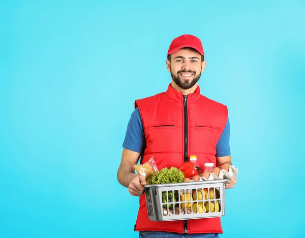 Mann Hält Korb Mit Frischen Produkten Auf Farbigem Hintergrund Platz — Stockfoto