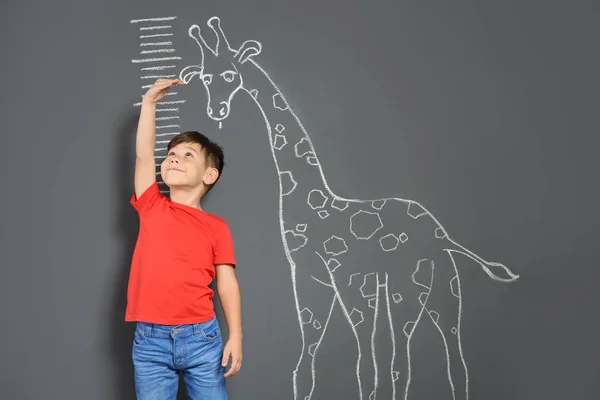 Lindo Niño Midiendo Altura Cerca Tiza Jirafa Dibujo Sobre Fondo — Foto de Stock