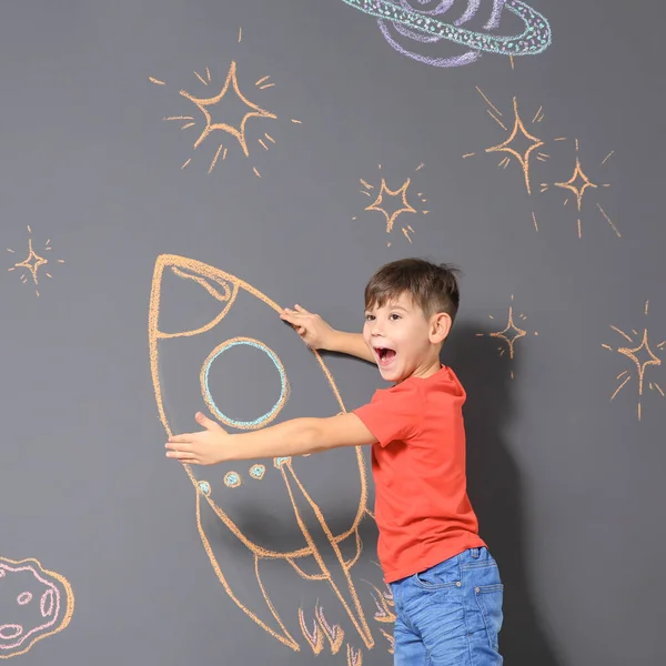 Lindo Niño Pequeño Jugando Con Tiza Cohete Dibujo Sobre Fondo —  Fotos de Stock