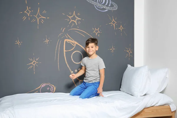 Маленька Дитина Малює Ракету Крейдою Стіні Спальні — стокове фото