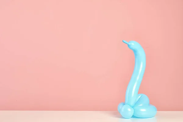 Schlangenfigur Aus Modellierballon Auf Tisch Vor Farbigem Hintergrund Raum Für — Stockfoto