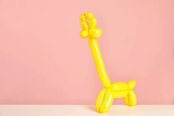 Figurine Girafe Ballon Modélisation Sur Table Sur Fond Couleur Espace — Photo