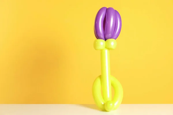 Figure Fleur Faite Ballon Modélisation Sur Table Sur Fond Couleur — Photo