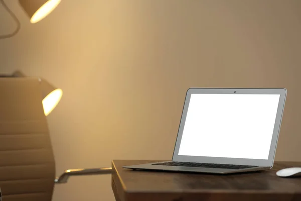 Laptop Mit Leerem Bildschirm Auf Dem Tisch Drinnen Raum Für — Stockfoto