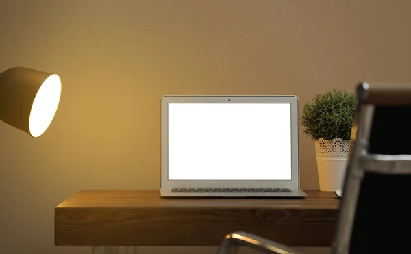 Laptop Mit Leerem Bildschirm Auf Dem Tisch Drinnen Raum Für — Stockfoto
