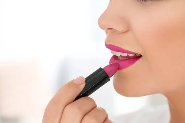 Hermosa Mujer Que Aplica Lápiz Labial Sobre Fondo Claro Primer — Foto de Stock