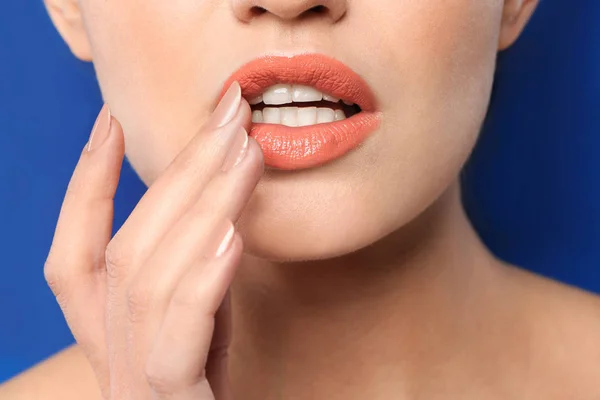 Mujer Joven Con Hermoso Lápiz Labial Fondo Color Primer Plano —  Fotos de Stock