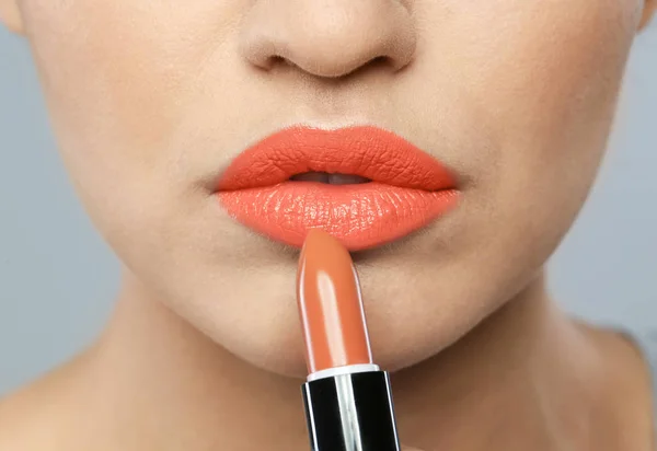 Jonge Vrouw Die Mooi Lippenstift Kleur Achtergrond Close — Stockfoto