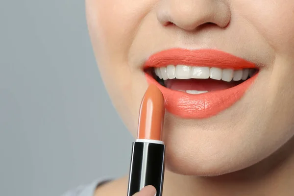 Jonge Vrouw Mooie Lipstick Toe Passen Een Grijze Achtergrond Close — Stockfoto