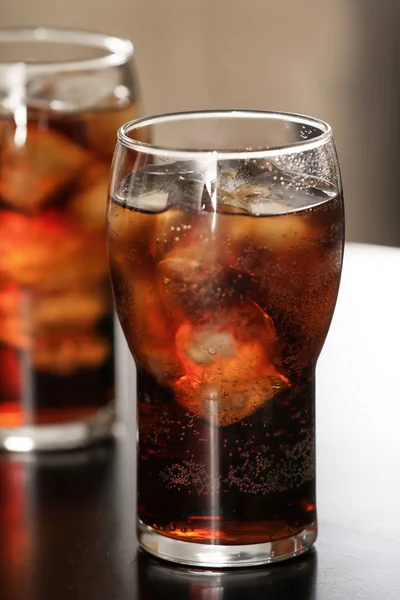 Glas Cola Mit Eis Auf Dem Tisch Vor Verschwommenem Hintergrund — Stockfoto