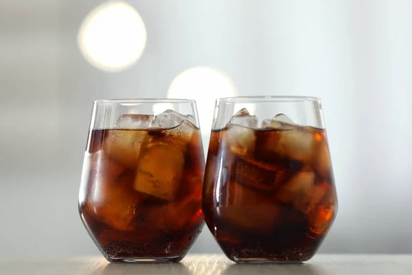 背景をぼかした写真に対して表に氷でコーラのグラス — ストック写真