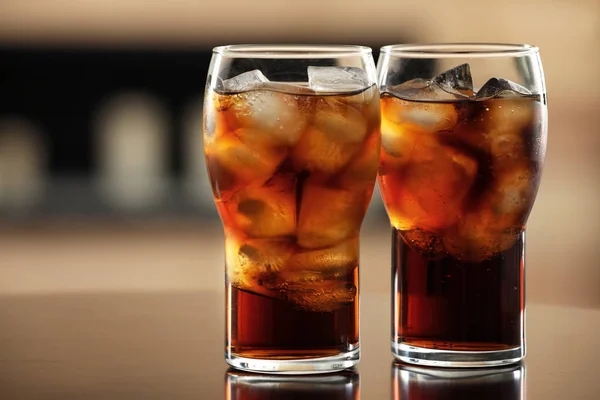 Vasos Cola Con Hielo Sobre Mesa Sobre Fondo Borroso —  Fotos de Stock