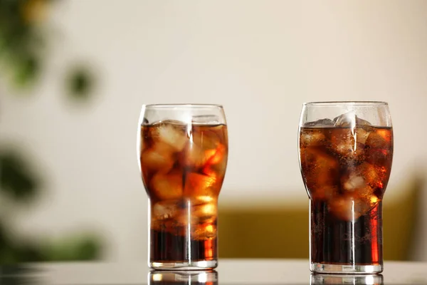 Vasos Cola Con Hielo Sobre Mesa Sobre Fondo Borroso — Foto de Stock