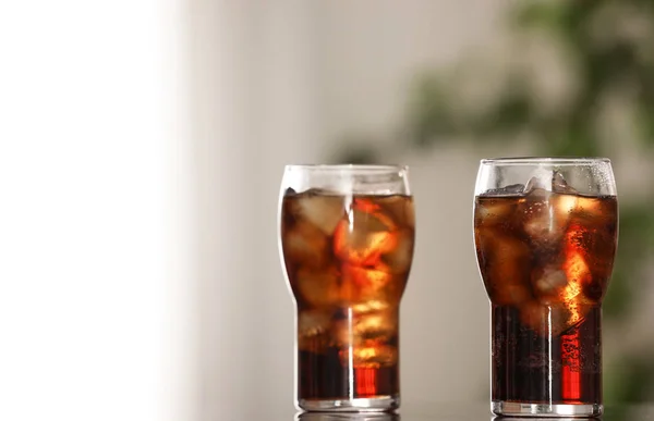 Vasos Cola Con Hielo Sobre Mesa Sobre Fondo Borroso Espacio — Foto de Stock