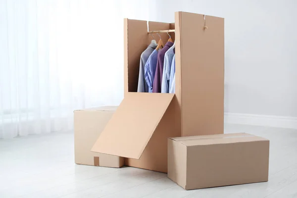 Armoire Avec Des Vêtements Sur Cintres Intérieur — Photo