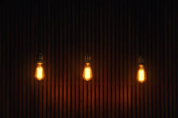 Подвесные Лампы Лампочками Деревянном Фоне — стоковое фото
